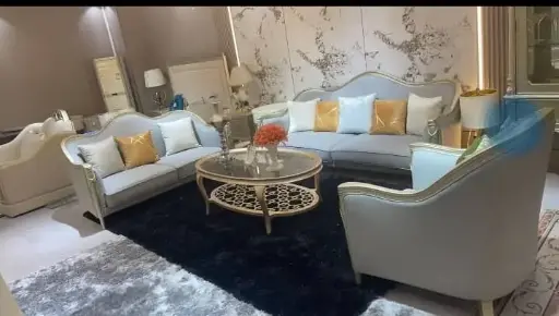 Canapé Luxueux en Velours avec Accents Dorés